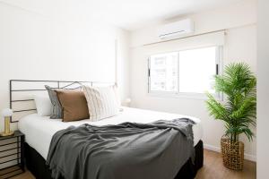 布宜诺斯艾利斯Top Rentals Palermo Chico的白色的卧室设有一张大床和一个窗户
