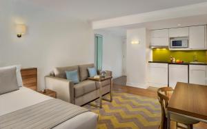 伦敦伦敦南肯辛顿馨乐庭馨乐庭服务公寓的酒店客房带一张床和一个厨房