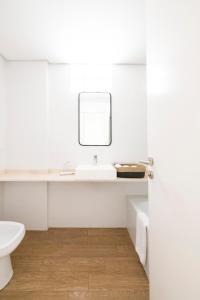 布宜诺斯艾利斯Top Rentals Palermo Chico的白色的浴室设有水槽和镜子