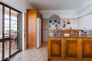 圣克鲁斯Puerto Raval - 5 Bedrooms - BBQ & Garden的厨房配有木制橱柜和台面
