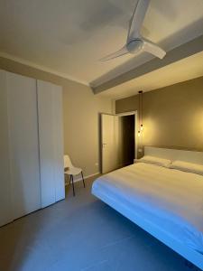 布雷西亚Ca'Sazen Bilo 20的一间卧室配有一张床和吊扇