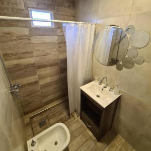 罗尔丹Monte Aromas的一间带水槽、卫生间和镜子的浴室