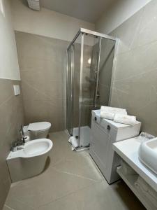 布雷西亚Ca'Sazen Bilo 20的带淋浴、卫生间和盥洗盆的浴室