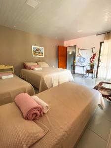 穆隆古Pousada e Bistrô Estância Monte Horebe的酒店客房,配有两张带毛巾的床