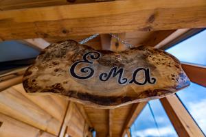 兹拉蒂博尔Vila Deniri的木天花板上悬挂着一个 ⁇ 玛的标志