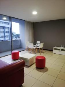 危地马拉Apartamento Reforma Ciudad de Guatemala的客厅配有沙发和桌椅