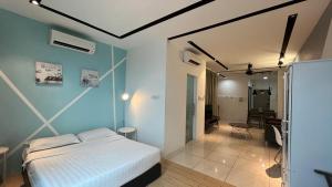 宾南邦ITCC Manhattan Suites by PRIME的卧室配有白色的床和蓝色的墙壁
