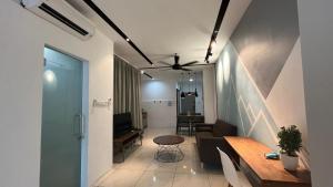 宾南邦ITCC Manhattan Suites by PRIME的带沙发和吊扇的客厅
