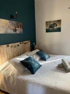 PuyvertMaison d'hôtes Bastide St Victor à 2,5 kilomètres de Lourmarin的一间卧室配有两张带蓝白色枕头的床