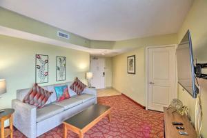 默特尔比奇Bayview Resort Penthouse w/ Sunset Views的客厅配有沙发和桌子