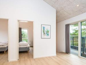 森讷比Holiday home Rømø CXXV的白色的客房设有床和窗户。