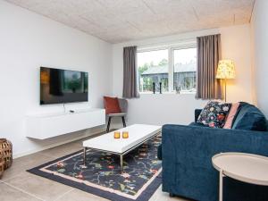 森讷比Holiday home Rømø CXXV的客厅配有蓝色的沙发和电视