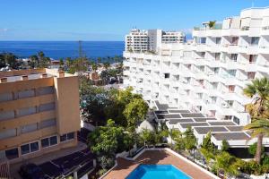 法纳贝海滩SEA LA VIE Ponderosa 617的享有酒店和海洋的空中景致