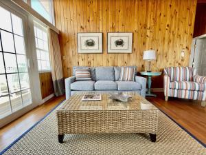 钦科蒂格Key West Cottages的带沙发和咖啡桌的客厅