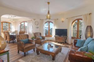 库姆布勒德尔索尔Villa Encinas的客厅配有沙发和桌子