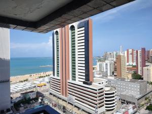 福塔莱萨Via Venetto Flat Fortaleza Bera mar Meireles的享有带海滩和建筑的城市美景