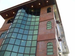 帕拉马里博帕拉姆鲁酒店的一座高大的砖砌建筑,设有玻璃窗