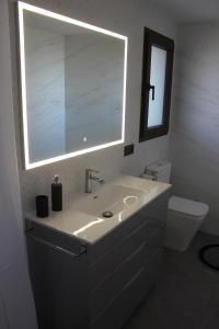 Villar de CanesCASA RURAL MENSIN的一间带水槽、镜子和卫生间的浴室