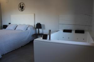 Villar de CanesCASA RURAL MENSIN的一间卧室配有一张床和浴缸