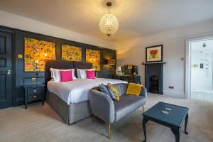 谢林汉姆Alton House Sheringham的一间卧室配有一张床、一张沙发和一把椅子