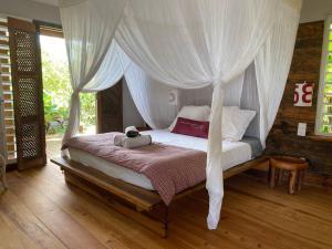 大博格Villa Acoma Lodge的一间卧室配有一张带天蓬的床