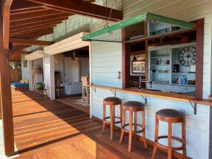 大博格Villa Acoma Lodge的甲板上的酒吧,房子里设有凳子