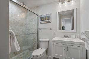 阿默甘西特迎风海岸度假酒店的带淋浴、卫生间和盥洗盆的浴室