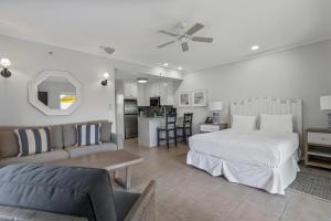 阿默甘西特迎风海岸度假酒店的一间卧室设有一张床和一间客厅。