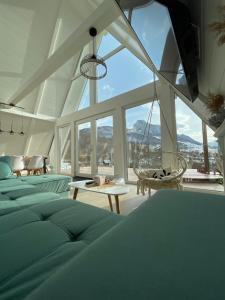 里梅泰亚Black & White Panoramic的客房设有绿色的床和大窗户。