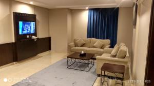 吉达Yan Apartments的客厅配有两张沙发和一台电视