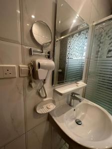 吉达Yan Apartments的白色的浴室设有水槽和镜子