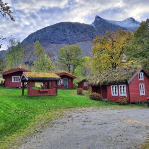InnfjordenLensmansgarden的一组以山为背景的房屋