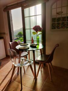 丰卡连特德拉帕尔马El Somadero B的窗户客房内的桌椅