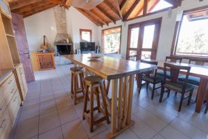 圣卡洛斯-德巴里洛切casa con vista al lago的厨房配有大型木桌和椅子