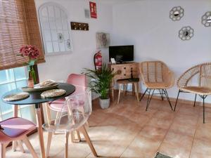丰卡连特德拉帕尔马El Somadero B的客厅配有桌椅和电视