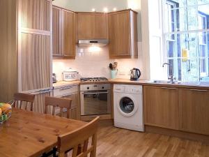 爱丁堡1 Bellevue Terrace的厨房配有洗衣机和桌子