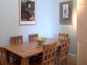 爱丁堡1 Bellevue Terrace的餐桌,椅子和一碗水果