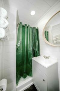GrahamThe Middleton Hotel的浴室设有绿色的淋浴帘和水槽