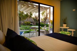 拉利伯塔德阿塔米度假村的一间卧室配有一张床,享有庭院的景色