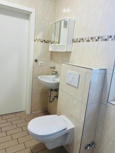汉堡M&M Hotel - Wilhelmsburg的一间带卫生间和水槽的浴室