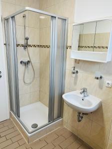 汉堡M&M Hotel - Wilhelmsburg的带淋浴和盥洗盆的浴室