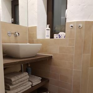 科隆Deutzer Freiheit的浴室配有盥洗盆、镜子和毛巾