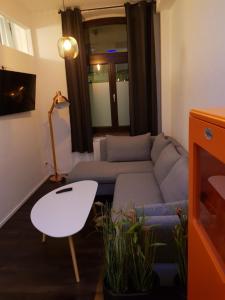 科隆Deutzer Freiheit的客厅配有沙发和桌子