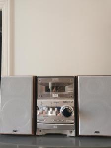 巴斯洛内特Appartement dans une villa au cœur de la ville的一张收音机,桌子上放着两个音箱