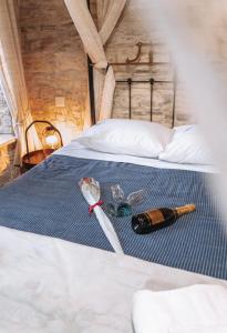 帕诺雷弗卡拉Lazaros Stonehouse的一张带一瓶香槟和勺子的床