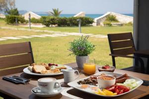 阿尔米罗斯海滩Kyma Suites - adult only accommodation的一张带早餐食品的餐桌,享有美景