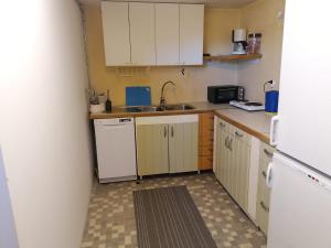厄勒布鲁Ett rums lägenhet med egen ingång, parkering的小厨房配有白色橱柜和水槽