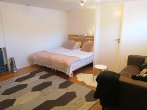 厄勒布鲁Ett rums lägenhet med egen ingång, parkering的一间带床和沙发的小卧室