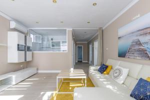 多列毛利诺斯Apartamento con sol de paz的客厅配有白色沙发和茶几
