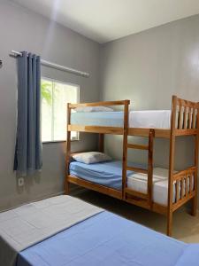 乌巴雅拉Apuama Hostel的带窗户的客房内的两张双层床